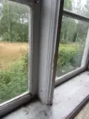 Interiör från köket i parstugan på Nygårdsgården i Bingsjö. Köket är beläget i det rum innanför förstugan som i parstugor vanligen brukar vara kammare. Troligen fick köket sin placering i samband med att byggnaden flyttades. Den stod ursprungligen på annan plats i byn men flyttades omkring 1860–1861 till nuvarande plats som då var åkermark.