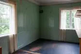 Interiör från parstugan på Nygårdsgården i Bingsjö. Till höger om farstun är parstugan indelad i två kammare, varav denna bild är från den norra kammaren. Rummet har under en period varit indelat i två mindre, vilket spår i golv och tak berättar. Byggnaden stod ursprungligen på annan plats i byn men flyttades omkring 1860–1861 till nuvarande plats som då var åkermark.