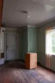 Interiör från parstugan på Nygårdsgården i Bingsjö. Till höger om farstun är parstugan indelad i två kammare, varav denna bild är från den norra kammaren. Rummet har under en period varit indelat i två mindre, vilket spår i golv och tak berättar. Byggnaden stod ursprungligen på annan plats i byn men flyttades omkring 1860–1861 till nuvarande plats som då var åkermark.