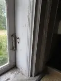 Interiör från köket i parstugan på Nygårdsgården i Bingsjö. Köket är beläget i det rum innanför förstugan som i parstugor vanligen brukar vara kammare. Troligen fick köket sin placering i samband med att byggnaden flyttades. Den stod ursprungligen på annan plats i byn men flyttades omkring 1860–1861 till nuvarande plats som då var åkermark.