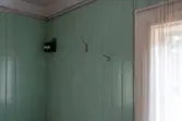 Interiör från parstugan på Nygårdsgården i Bingsjö. Till höger om farstun är parstugan indelad i två kammare, varav denna bild är från den norra kammaren. Byggnaden stod ursprungligen på annan plats i byn men flyttades omkring 1860–1861 till nuvarande plats som då var åkermark.
