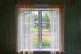 Interiör från parstugan på Nygårdsgården i Bingsjö. Till höger om farstun är parstugan indelad i två kammare, varav denna bild är från den norra kammaren. Byggnaden stod ursprungligen på annan plats i byn men flyttades omkring 1860–1861 till nuvarande plats som då var åkermark.