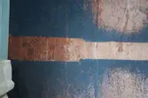 Interiör från parstugan på Nygårdsgården i Bingsjö. Till höger om farstun är parstugan indelad i två kammare, varav denna bild är från den norra kammaren. Rummet har under en period varit indelat i två mindre, vilket spår i golv och tak berättar. Byggnaden stod ursprungligen på annan plats i byn men flyttades omkring 1860–1861 till nuvarande plats som då var åkermark.