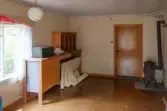 Interiör från parstugan på Nygårdsgården i Bingsjö. Till höger om farstun är parstugan indelad i två kammare, varav denna bild är från den södra kammaren. Under en period fanns Bingsjös postkontor i detta rum. Byggnaden stod ursprungligen på annan plats i byn men flyttades omkring 1860–1861 till nuvarande plats som då var åkermark.