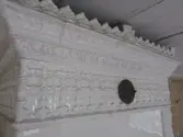 Interiör från övre salen i parstugan på Nygårdsgården i Bingsjö. Byggnaden stod ursprungligen på annan plats i byn men flyttades omkring 1860–1861 till nuvarande plats som då var åkermark.