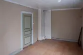 Interiör från parstugan på Nygårdsgården i Bingsjö. Till höger om övre farstun är parstugan indelad i två kammare, varav denna bild är från den norra kammaren. Byggnaden stod ursprungligen på annan plats i byn men flyttades omkring 1860–1861 till nuvarande plats som då var åkermark.