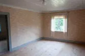 Interiör från parstugan på Nygårdsgården i Bingsjö. Till höger om övre farstun är parstugan indelad i två kammare, varav denna bild är från den södra kammaren. Byggnaden stod ursprungligen på annan plats i byn men flyttades omkring 1860–1861 till nuvarande plats som då var åkermark.