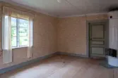 Interiör från parstugan på Nygårdsgården i Bingsjö. Till höger om övre farstun är parstugan indelad i två kammare, varav denna bild är från den södra kammaren. Byggnaden stod ursprungligen på annan plats i byn men flyttades omkring 1860–1861 till nuvarande plats som då var åkermark.
