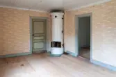 Interiör från parstugan på Nygårdsgården i Bingsjö. Till höger om övre farstun är parstugan indelad i två kammare, varav denna bild är från den södra kammaren. Byggnaden stod ursprungligen på annan plats i byn men flyttades omkring 1860–1861 till nuvarande plats som då var åkermark.