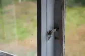 Interiör från parstugan på Nygårdsgården i Bingsjö. Till höger om övre farstun är parstugan indelad i två kammare, varav denna bild är från den södra kammaren. Byggnaden stod ursprungligen på annan plats i byn men flyttades omkring 1860–1861 till nuvarande plats som då var åkermark.