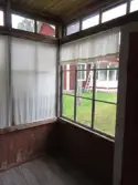 Interiör från parstugans glasveranda på Nygårdsgården i Bingsjö. Byggnaden stod ursprungligen på annan plats i byn men flyttades omkring 1860–1861 till nuvarande plats som då var åkermark.
