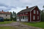 Exteriör från Nygårdsgården i Bingsjö. Parstugan till vänster stod ursprungligen på annan plats i byn men flyttades omkring 1860–1861 till nuvarande plats som då var åkermark. Korsplanshuset till höger uppfördes 1912 och ersatte en enkelstuga på samma plats.