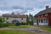 Exteriör från Nygårdsgården i Bingsjö. Parstugan till vänster stod ursprungligen på annan plats i byn men flyttades omkring 1860–1861 till nuvarande plats som då var åkermark. Korsplanshuset till höger uppfördes 1912 och ersatte en enkelstuga på samma plats.