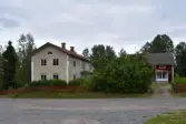 Exteriör från Nygårdsgården i Bingsjö. Parstugan till vänster stod ursprungligen på annan plats i byn men flyttades omkring 1860–1861 till nuvarande plats som då var åkermark. Korsplanshuset till höger uppfördes 1912 och ersatte en enkelstuga på samma plats.