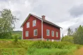 Exteriör från Nygårdsgården i Bingsjö. Den avbildade byggnaden, ett korsplanshus, uppfördes 1912 och ersatte en enkelstuga på samma plats.