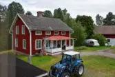 Exteriör från Nygårdsgården i Bingsjö. Den avbildade byggnaden, ett korsplanshus, uppfördes 1912 och ersatte en enkelstuga på samma plats.