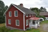 Exteriör från Nygårdsgården i Bingsjö. Den avbildade byggnaden, ett korsplanshus, uppfördes 1912 och ersatte en enkelstuga på samma plats.