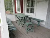 Exteriör från Nygårdsgården i Bingsjö. Den avbildade verandan hör till gårdens korsplanshus som uppfördes 1912 och ersatte en enkelstuga på samma plats.