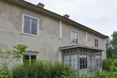 Exteriör från Nygårdsgården i Bingsjö. Den avbildade parstugan stod ursprungligen på annan plats i byn men flyttades omkring 1860–1861 till nuvarande plats som då var åkermark.