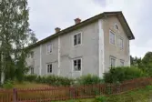 Exteriör från Nygårdsgården i Bingsjö. Den avbildade parstugan stod ursprungligen på annan plats i byn men flyttades omkring 1860–1861 till nuvarande plats som då var åkermark.
