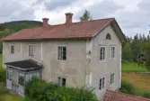 Exteriör från Nygårdsgården i Bingsjö. Den avbildade parstugan stod ursprungligen på annan plats i byn men flyttades omkring 1860–1861 till nuvarande plats som då var åkermark.