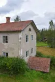 Exteriör från Nygårdsgården i Bingsjö. Den avbildade parstugan stod ursprungligen på annan plats i byn men flyttades omkring 1860–1861 till nuvarande plats som då var åkermark.