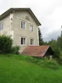 Exteriör från Nygårdsgården i Bingsjö. Den avbildade parstugan stod ursprungligen på annan plats i byn men flyttades omkring 1860–1861 till nuvarande plats som då var åkermark.