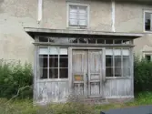 Exteriör från Nygårdsgården i Bingsjö. Den avbildade parstugan stod ursprungligen på annan plats i byn men flyttades omkring 1860–1861 till nuvarande plats som då var åkermark.