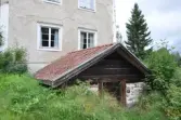 Exteriör från Nygårdsgården i Bingsjö. Den avbildade parstugan stod ursprungligen på annan plats i byn men flyttades omkring 1860–1861 till nuvarande plats som då var åkermark. Källarsvalen är murad delvis med slaggsten.