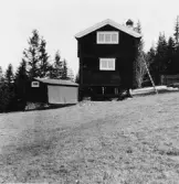 Leksand, Tällberg. Härbrestuga vid vår Herres gattu. [gata] Tällberg nedre.

