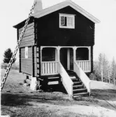 Leksand, Tällberg. Härbrestuga vid vår Herres gattu. [gata] Tällberg nedre.

