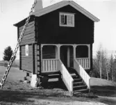 Leksand, Tällberg. Holen. Härbrestuga vid vår herres gattu. [Gata]

