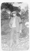 John Johansson  (1898 - 1966)  står ute i naturen, Kållered Stom 