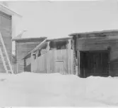 Leksand. Skeberg. Grop Anders Kvist. M.M.S:s källarstugetrappa.

