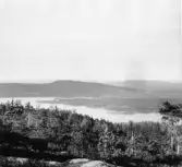 Leksand. Skinnaråsen, Ljussjön från Skinnaråsen, Skeberg t.h.

