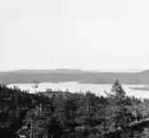 Leksand. Skinnaråsen, Ljussjön från Skinnaråsen, Skeberg t.h.

