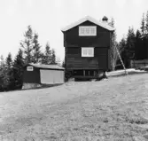 Leksand. Härbre, omgjort till bostadshus, vid Vår Herres gattu, Tällberg.


