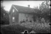 Familj vid hus