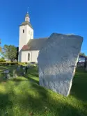 Hälsingtuna kyrka, runstenen söder om kyrkan