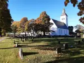 Hälsingtuna kyrka och kyrkogården sedd från nordöst.