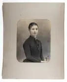 Porträtt av Nils Norins mor, Anna Maria Sörling, född 1867, död 1943. 

Grå passepartout.
Höjd 50 cm, bredd 40 cm.