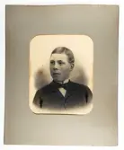 Porträtt av Nils Norins far, Jakob Arvid Norin,  född 7/8 1869.

Grå passepartout.
Höjd 50 cm, bredd 40 cm.