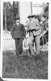 Svågrarna John Johansson (busschaufför) och Gustav Gustavsson står vid ett staket utanför Kållered Stom 