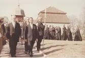 Invigning av en del av kyrkogården, Kållereds kyrka 1960-tal. Främst: kyrkvärd Stig Eklund och kyrkvaktmästare Arvid Persson. 