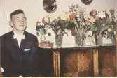 Uppvaktning för Lars Johansson (född 1945) som är klädd i mörk kostym och vit fluga, Kållered Stom 