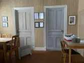 Kungsbergs bönhus, den lilla salen med dörrar till västra farstun och köket.