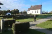Idenors kyrka. Kyrkogården sedd från söder.