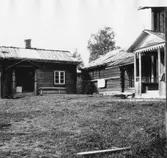 Djura, Leksand. Gråda. Olarsgården, klädstuga i mitten.

