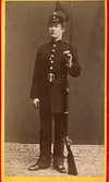 Porträtt av man i uniform.
