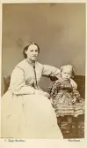 Porträtt av mor och barn. Text baksida kort: Den 25 september 1868.